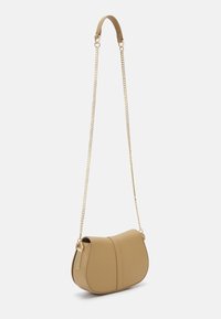 Borsa a tracolla in pelle color tan con forma arrotondata, cuciture a contrasto e tracolla in catena dorata. Design minimalista con texture liscia.