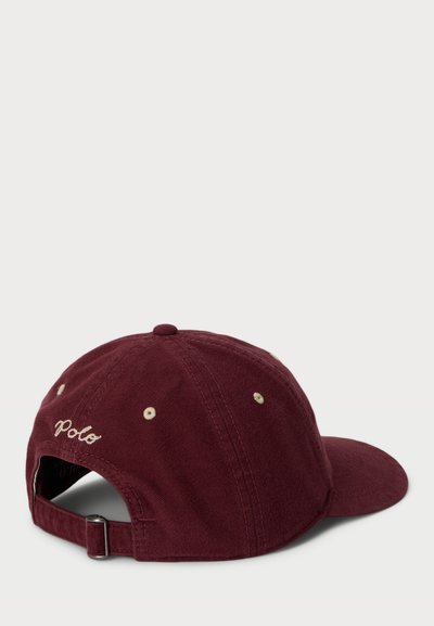 Bordo baseballová čiapka s nastaviteľným popruhom, šiestimi ventilačnými otvorom a vyšitým textom "Polo" na zadnej strane, na bielom pozadí.