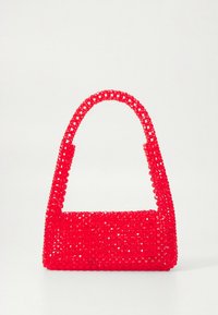 Mala de mão vermelha em plástico com formato retangular, design de trama aberta e alça curva. Apresenta textura suave e construção leve.