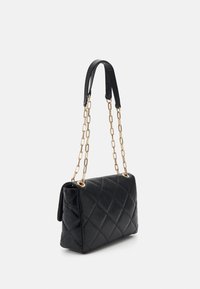 Čierna prešívaná kabelka s obdĺžnikovým tvarom, vyrobená z hladkej kože, so zlatým reťazovým popruhom a bočným uzáverom na klopu.
