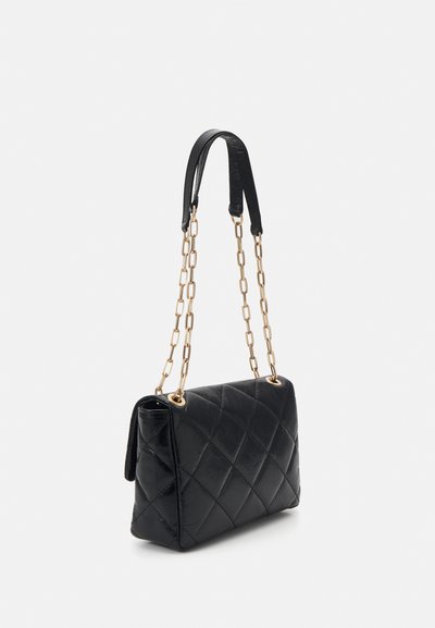 Borsa a tracolla nera trapuntata con forma rettangolare, in pelle liscia, con una tracolla in catena dorata e chiusura a patta laterale.