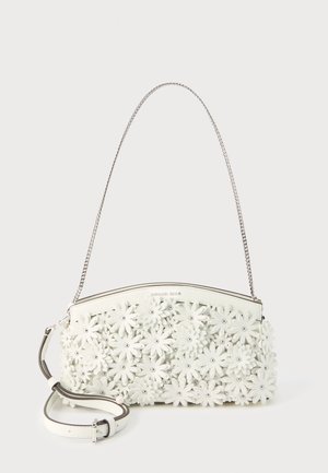 Hvit håndveske med kjedestropp, dekket av 3D blomsterapplikasjoner med metallnitter i midten og en avtakbar skulderstropp i skinn.