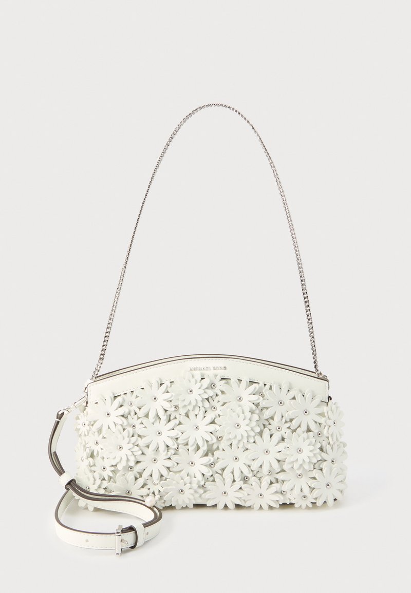 Sac à main blanc avec bandoulière en chaîne, orné d'appliqués floraux 3D avec des clous métalliques au centre et une bandoulière amovible en cuir.