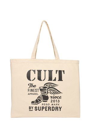 Beige mulepose med sort tekst, der læser "CULT The finest apparel since 2013 by Superdry", og et billede af en vinget sandal.