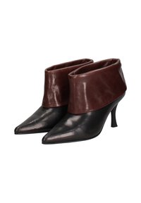 Zwarte leren enkellaarsjes met hoge hakken en een bruine manchet, puntige neus, glanzende afwerking en slanke hak.