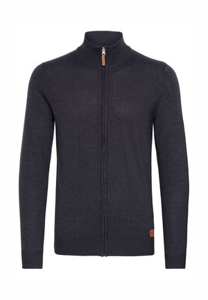 Gilet tricoté gris foncé avec un col montant, fermeture éclair intégrale à l'avant, poignets et ourlet côtelés, avec un petit accent en cuir près du bas.