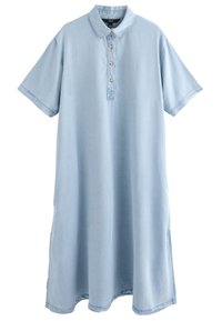 Vestido azul claro de manga corta hecho de mezclilla, con cuello con solapa, cinco botones en la parte frontal y aberturas laterales en el dobladillo.