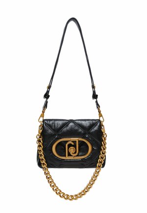 Geantă din piele quilted neagră, cu o curea din lanț de ton auriu și un detaliu proeminent cu logo-ul de aur pe față.