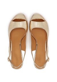 Guld, teksturerede åbne sko med en glat tan indersål og slingback-strop. Har en skinnende overflade og en delikat spænde-accent.