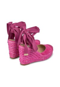 Sandali con zeppa rosa, base in corda intrecciata, parte superiore in suede e lacci in tessuto attorno alla caviglia. Texture liscia e design della punta arrotondata.