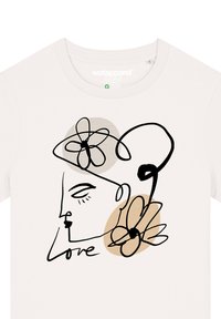 Lichtbeige t-shirt met zwart lijntekening van een gezicht, bloemontwerpen en het woord "Love" in een cursieve stijl. Zachte textuur, casual pasvorm.