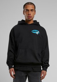 Sort hoodie lavet af bomuld med en frontlomme. Har et turkist grafisk logo på den øverste venstre side. Casual pasform og lange ærmer.