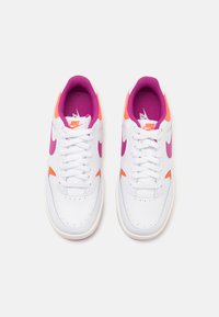 Nike Sportswear GAMMA FORCE - Tenisice - white/hot fuchsia/wild mango/sail