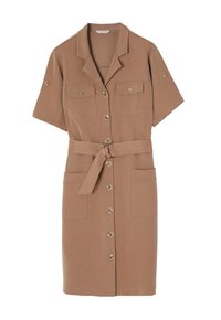 Robe marron à manches courtes avec boutons, col, deux poches poitrine, deux poches basses et ceinture en tissu assortie avec boucle en anneau.