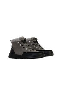Scarpe grigie alte fino alla caviglia con un collo in tessuto texture, suola in gomma nera e occhielli in metallo argentato. Presentano un mix di materiali in pelle e tessuto.