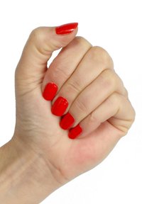 Rode nagellak bedekt korte, vierkante nagels op een licht gebruinde hand met zichtbare huidtextuur en plooien, tegen een witte achtergrond.
