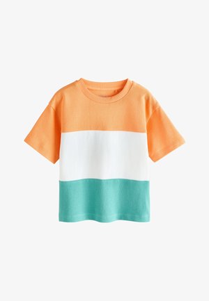 Strikket T-shirt med korte ærmer med orange øvre, hvid midter- og blågrøn nederste horisontale farveblokke, rund halsudskæring og løs pasform.
