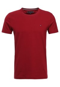 Rød crew neck kortærmet t-shirt med lille Tommy Hilfiger logo på venstre bryst og mærke indeni kraven.