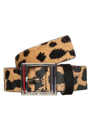 Bælte med leopardprint med sølv rektangulært spænde med røde og blå lodrette accenter og en sort læderøkse.