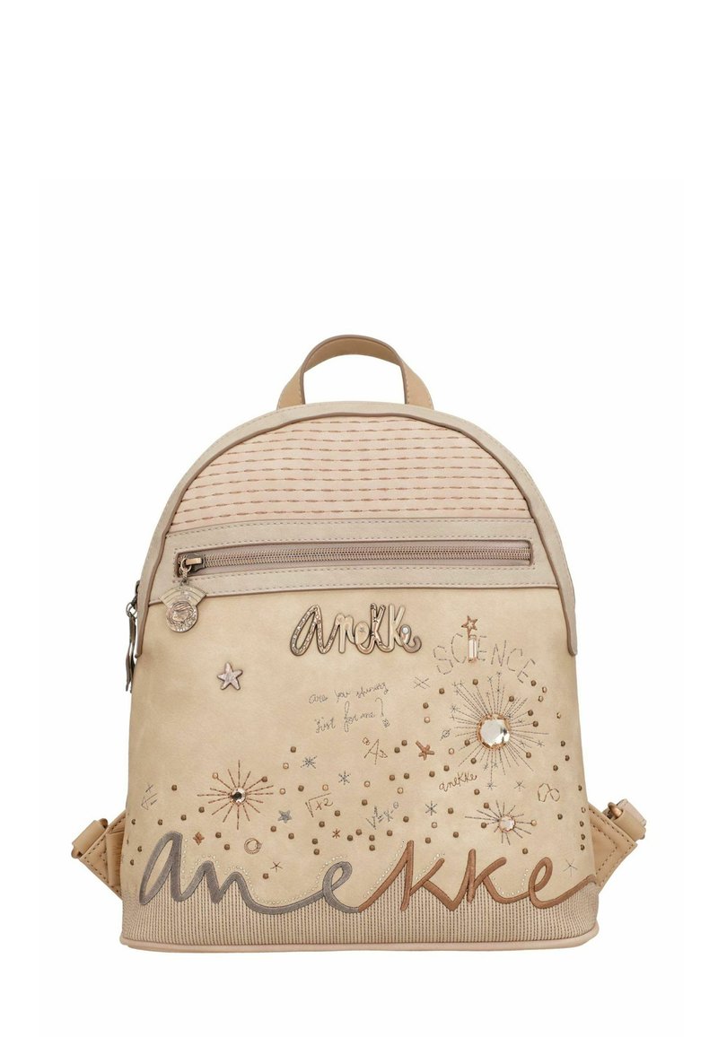 Petit sac à dos beige avec poche zippée, étoiles décoratives, broderie sur le thème de la science et le nom de la marque "Anekke" en écriture stylisée sur le devant.