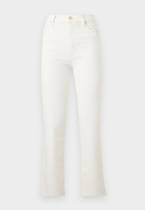 Hvite jeans med høyt liv og rette ben, frontknapper, glidelås og femlommersdesign på ensfarget bakgrunn.