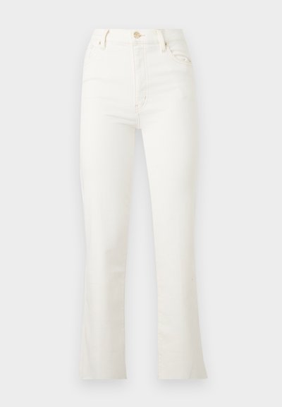 Λευκό ψηλόμεσο τζιν με ίσια γραμμή, μπροστινό κουμπί, φερμουάρ και πεντατσεπούλα, σε απλό φόντο.