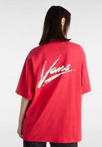 Vans BRUSH SCRIPT LOOSE FIT - Triko s potiskem - racing red marshmallow
