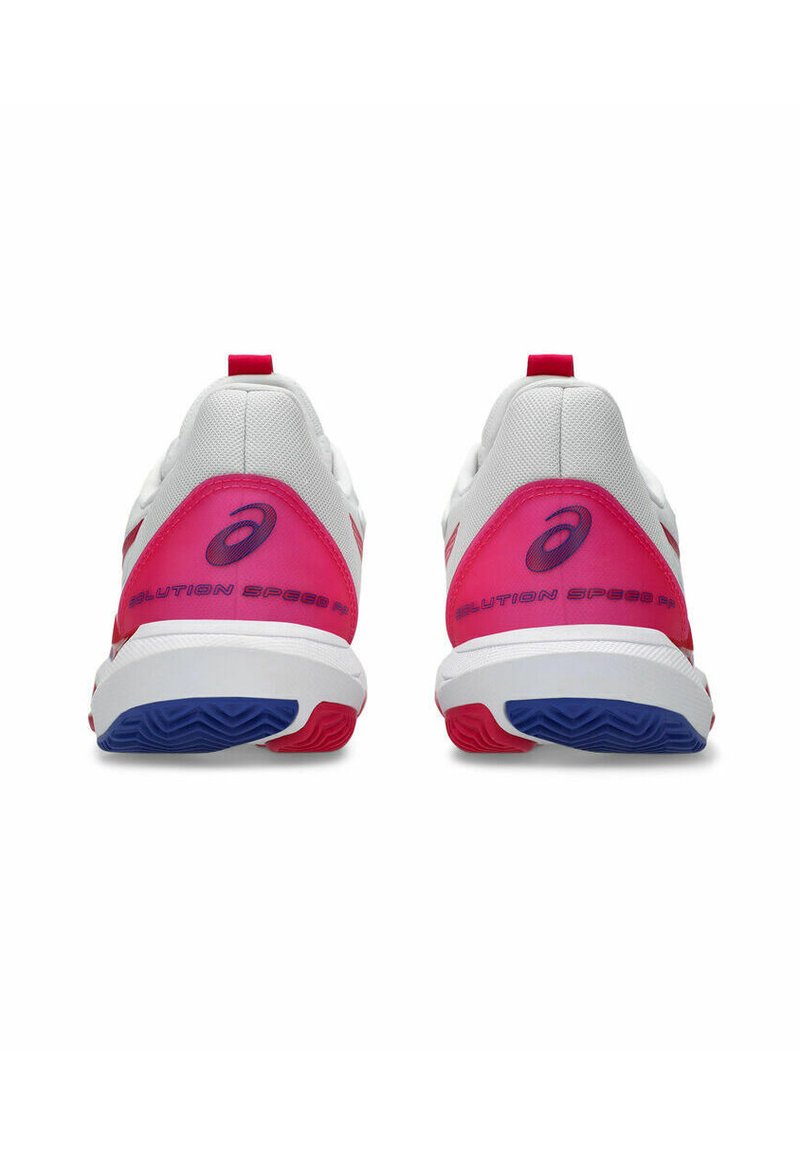 Weiße Laufschuhe mit pinken Akzenten an der Ferse und blauem Bode. Sie verfügen über ein glattes Design, ein auffälliges Logo und kontrastierende Farbdetails.