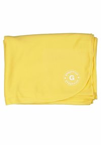 Gul filt med en texturerad tyg, med rundat hörn och en cirkulär logotyp i det nedre högra hörnet. Mjuk och lätt design.