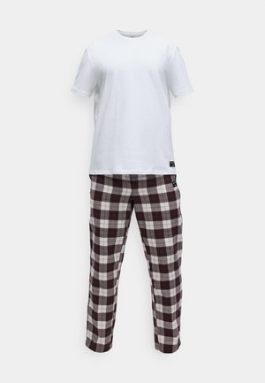 T-shirt blanc à manches courtes associé à un pantalon à carreaux bordeaux et gris. Le pantalon possède une ceinture élastique et des poches latérales.