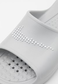Nike Sportswear VICTORI ONE SLIDE - Chinelos de piscina - light smoke grey/white
