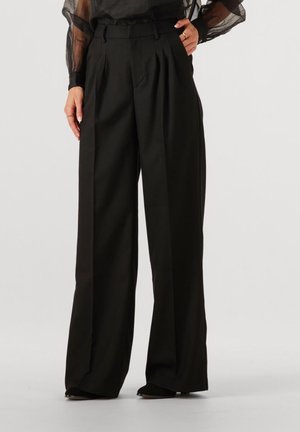Zwarte wijde broek van soepel materiaal, met plooien, een hoge taille en zijzakken. Gepolijst ontwerp met een nette afwerking.
