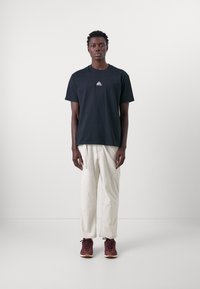 Nike ACG HIKE PANT - Pantaloni - orewood brown/summit white