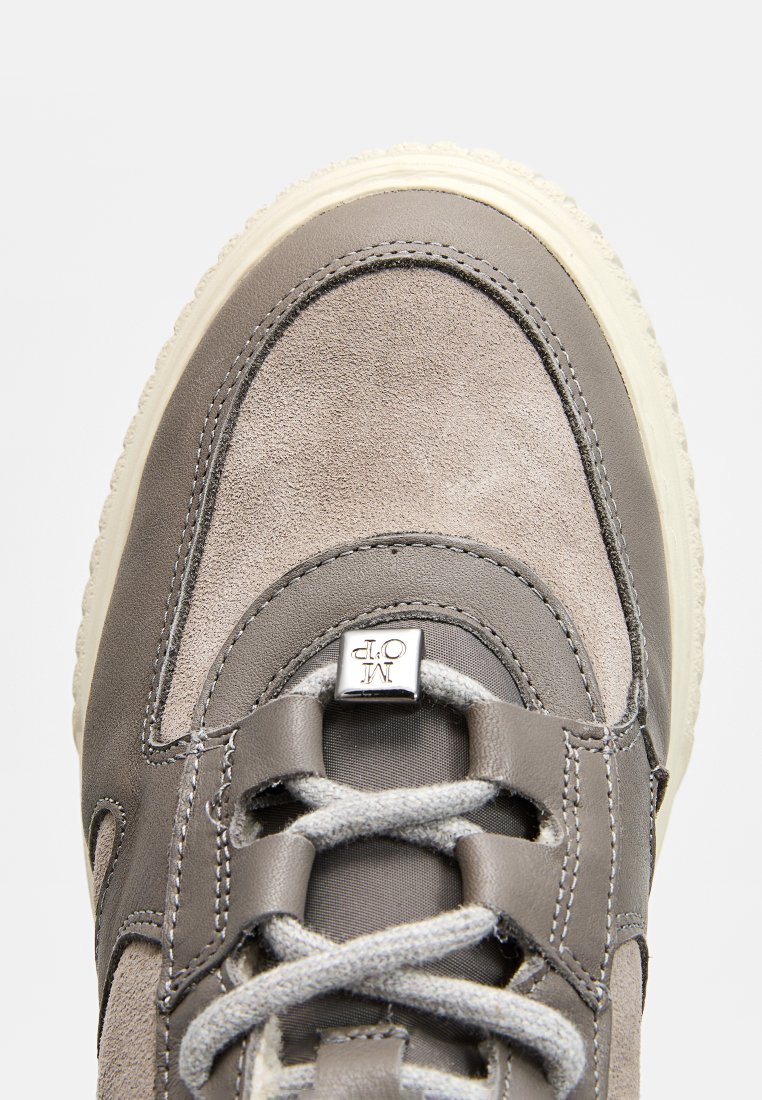 Graue Wildleder- und Leder-Sneaker mit strukturierter Oberseite, runder Zehenpartie und flachen Schnürsenkeln. Verfügt über ein Metallelement auf der Zunge und eine cremefarbene Sohle.