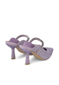Scarpe con tacco alto color lilla, tipo slingback, con decorazioni testurizzate, punta affusolata e tacco sottile. Due cinturini decorativi con strass.