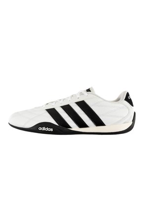 Baskets Adidas en cuir blanc avec trois bandes noires, bordure de semelle noire et logo Adidas sur le côté et la languette arrière.
