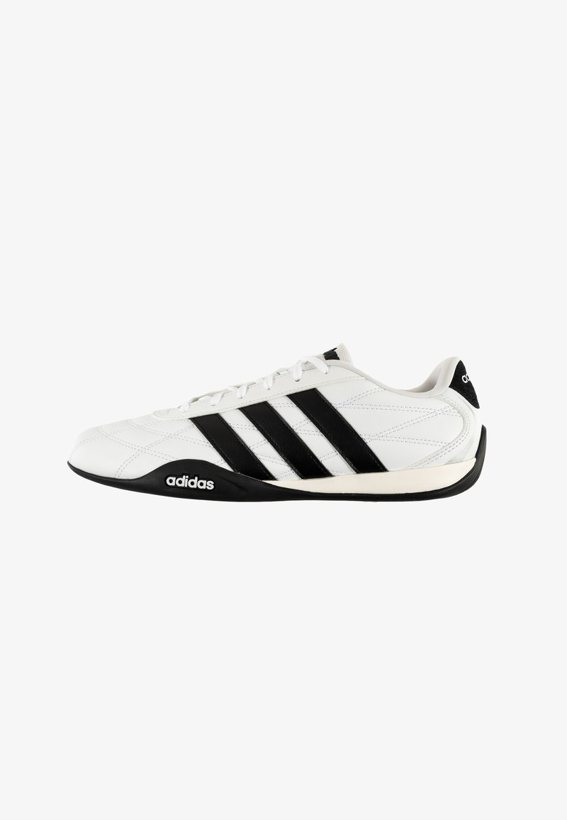 Baskets Adidas en cuir blanc avec trois bandes noires, bordure de semelle noire et logo Adidas sur le côté et la languette arrière.