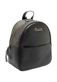 Zaino in pelle nera con dettagli marroni decorati, caratterizzato da una forma arrotondata, tasca frontale, ferramenta dorata e manico superiore.