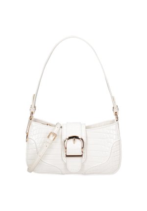 Sac à main blanc à motif crocodile, avec une forme structurée. Présente une boucle en métal doré bien en évidence, une anse courte et une bandoulière réglable.