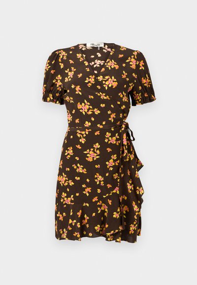 Καφέ κοντομάνικο φόρεμα με κρουαζέ σχέδιο, κίτρινο και ροζ λουλουδένιο μοτίβο, V-λαιμόκοψη, βολάν στο τελείωμα και ζωνάκι στη μέση.