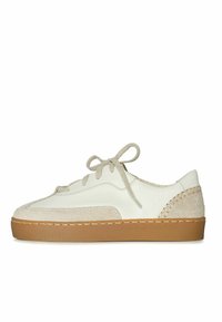 Sneaker in pelle bianca con dettagli in suede beige, punta tonda, design con lacci e suola in gomma testurizzata. Dettaglio di cucitura laterale visibile.