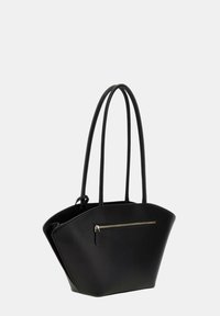 Sac fourre-tout noir avec une finition texturée, poche avant zippée et poignées allongées. Sa forme est large à la base et s'effile vers le haut.