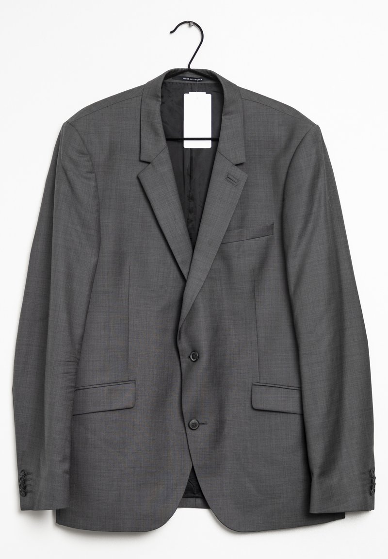 Blazer gris con acabado texturizado, solapas con muesca, dos bolsillos frontales y cierre con un solo botón. Cuelga de un gancho negro.