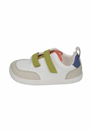 Weißer Kindersneaker mit beiger Spitze, olivgrünen Doppel-Klettverschlüssen, blauem Fersenlasche und orangefarbenem Innenfutter.