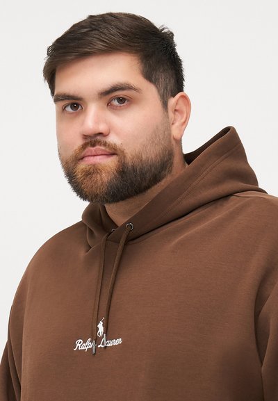Hanorac maro realizat dintr-un material moale, având o glugă cu șnur și un logo alb brodat pe piept. Design simplu, cu o croială lejeră.