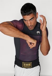 Venum AIR RASHGUARDS - Marškinėliai su spaudiniu - deep black/fire red