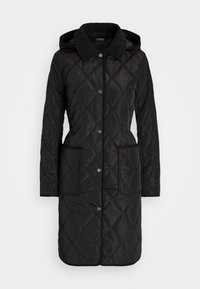 Svart quiltad lång kappa med huva, utrustad med knapplåsning, två framfickor och en mjuk krage. Slätt, vattenavvisande material.