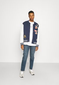 STAPLE PIGEON MIDTOWN BASEBALL JACKET - Camisola com fecho - navy