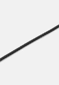 Sort flettet snor med en tekstureret overflade, tynd og forlænget form, egnet til forskellige anvendelser såsom håndværk eller accessories.