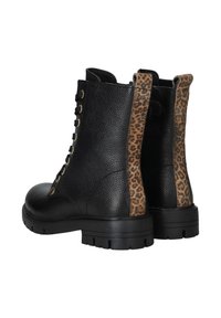 Zwarte veterschoenen tot de enkel met een gestructureerde leren afwerking, voorzien van een luipaardprint paneel en een stevige, gegroefde zool.